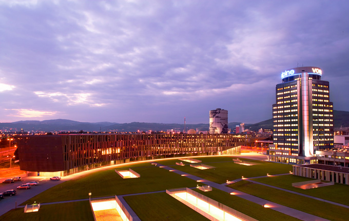 Headquarter Linz bei Nacht