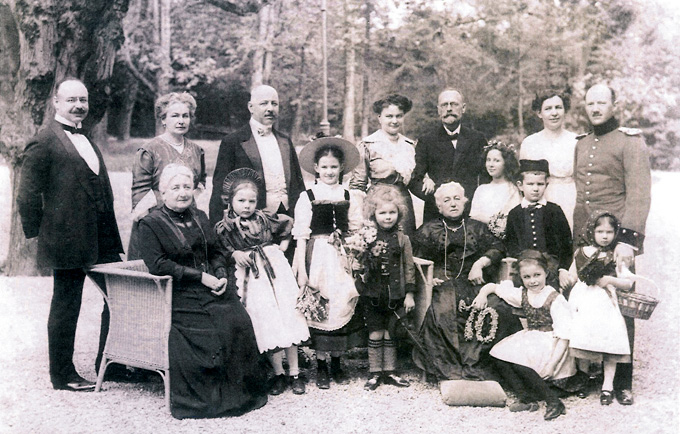 Familienfoto zum 70. Geburtstag von Ida Franck, geb. Raschle, 1912