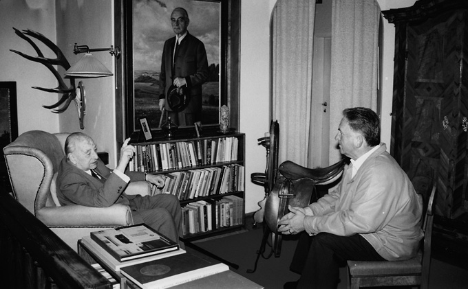 Wilhelm Poeschl im Gespräch mi Direktor Schützeneder Wilhelm Poeschl im Gespräch mit Direktor Schützeneder